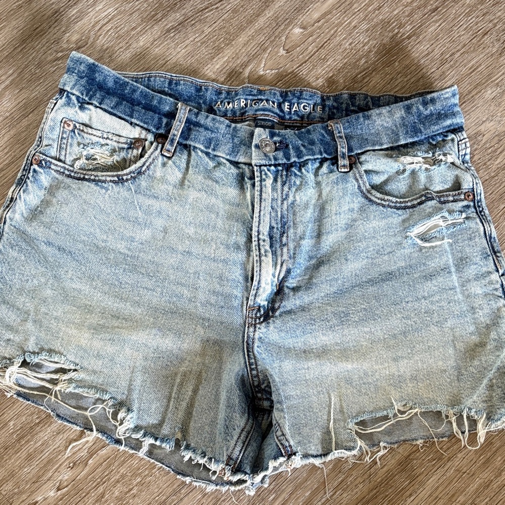 American Eagle Curvy Relaxed Short STRIGID (stretch in back, not in front)